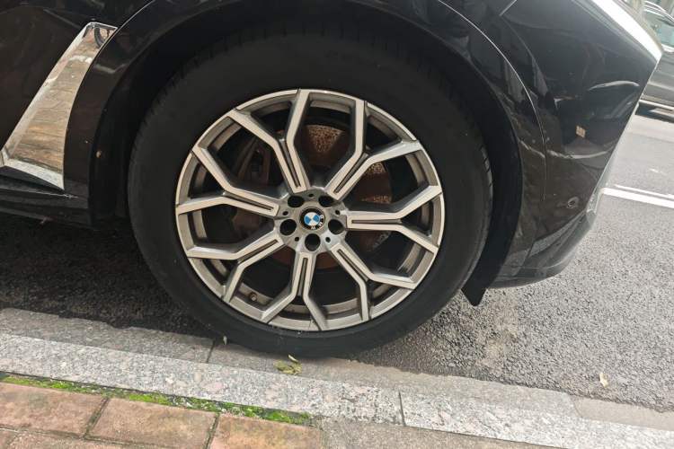 Used BMW X7 2023 xDrive40i Luxury Package with Leading Features Right Front Wheel Hub