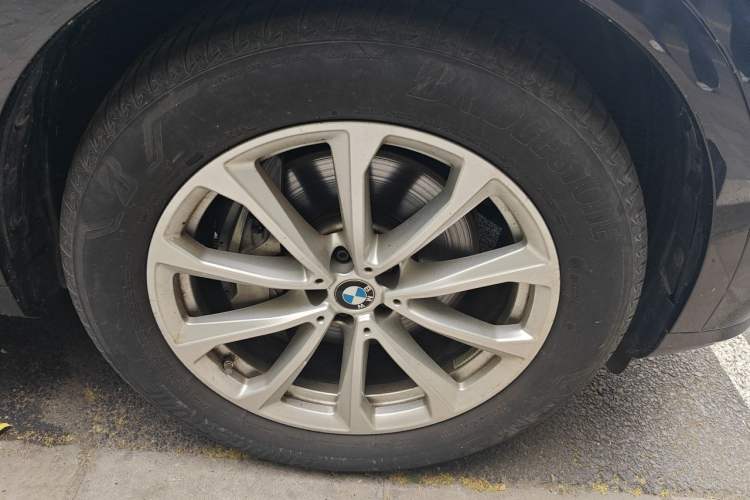 Used BMW X7  Right Front Wheel Hub
