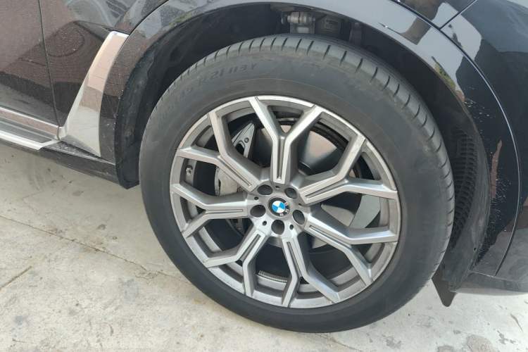 Used BMW X7 2023 xDrive40i Luxury Package with Leading Features Right Front Wheel Hub