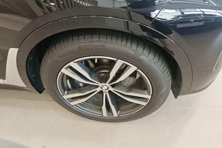 Used BMW X7 2023 xDrive40i Luxury M Sport Package Right Front Wheel Hub