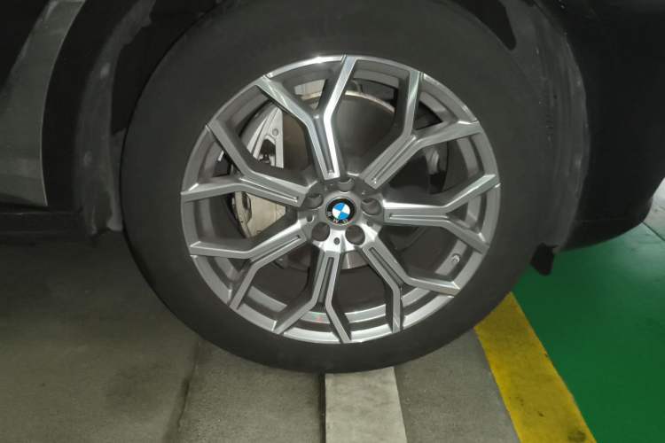 Used BMW X7 2023 xDrive40i Luxury Package with Leading Features Right Front Wheel Hub
