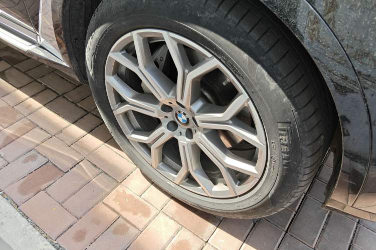 Used BMW X7 2023 xDrive40i Luxury Package with Leading Features Right Front Wheel Hub