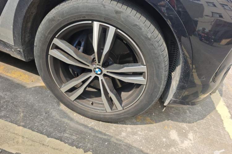 Used BMW X7 2023 xDrive40i Luxury Package with Leading Features Right Front Wheel Hub