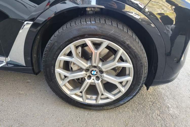 Used BMW X7 2023 xDrive40i Luxury Package with Leading Features Right Front Wheel Hub