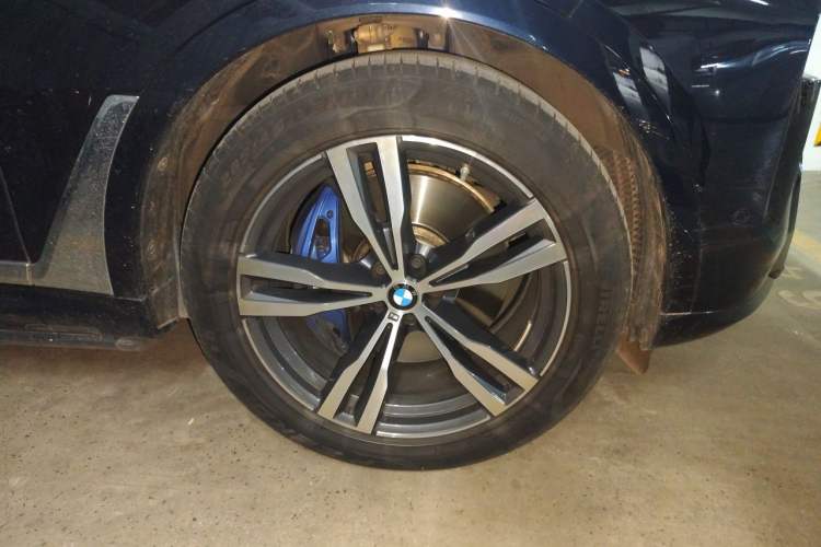 Used BMW X7 2023 xDrive40i Luxury M Sport Package Right Front Wheel Hub