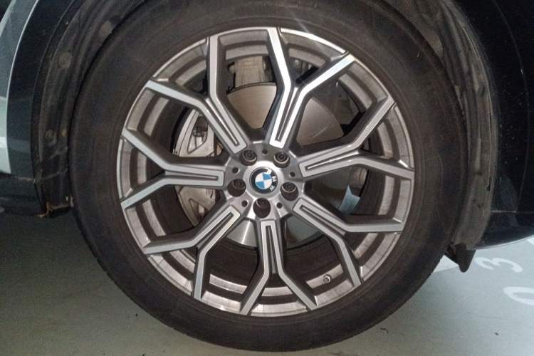 Used BMW X7 2023 xDrive40i Luxury Package with Leading Features Right Front Wheel Hub
