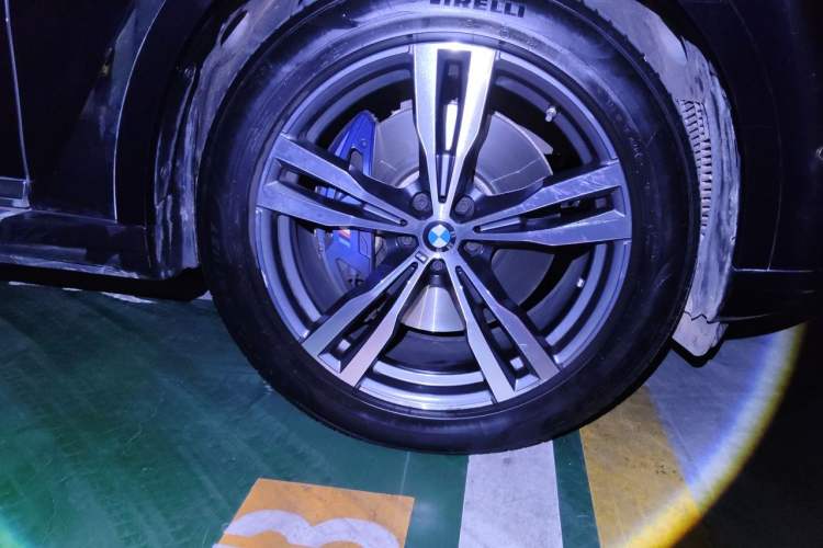 Used BMW X7 2023 xDrive40i Luxury M Sport Package Right Front Wheel Hub