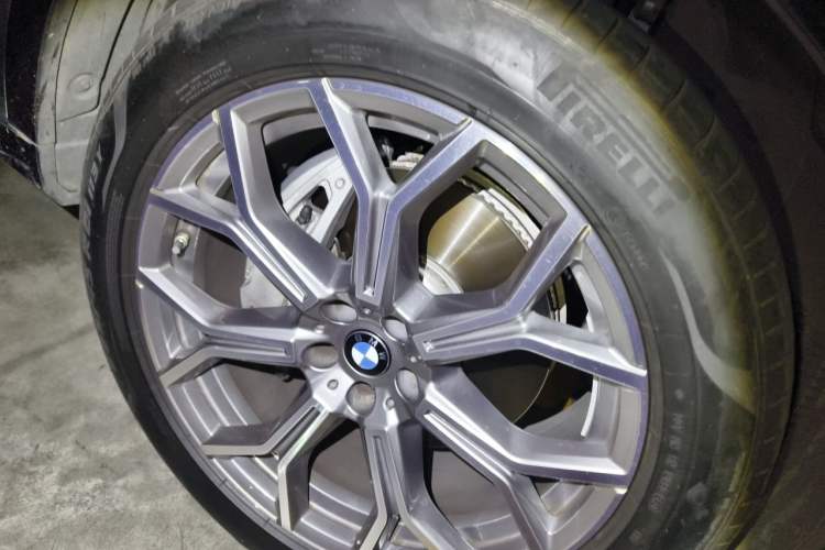 Used BMW X7 2023 xDrive40i Luxury Package with Leading Features Right Front Wheel Hub