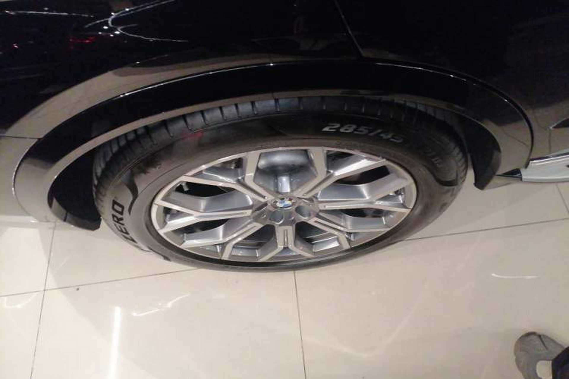 Used BMW X7 2023 xDrive40i Luxury Package with Leading Features Right Rear Wheel Hub