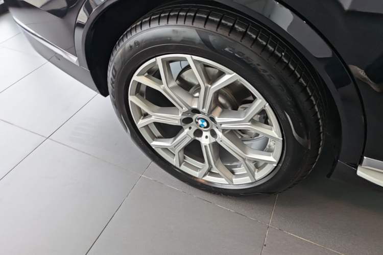 Used BMW X7 2023 xDrive40i Luxury Package with Leading Features Right Rear Wheel Hub