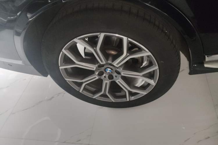 Used BMW X7 2023 xDrive40i Luxury Package with Leading Features Right Rear Wheel Hub