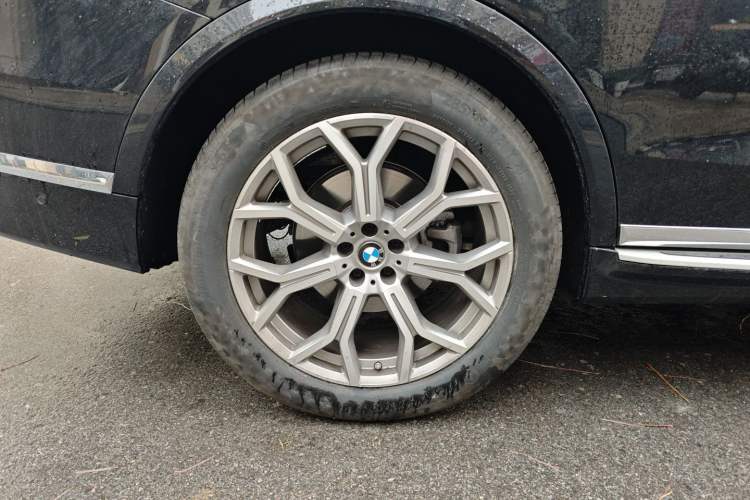 Used BMW X7 2023 xDrive40i Luxury Package with Leading Features Right Rear Wheel Hub