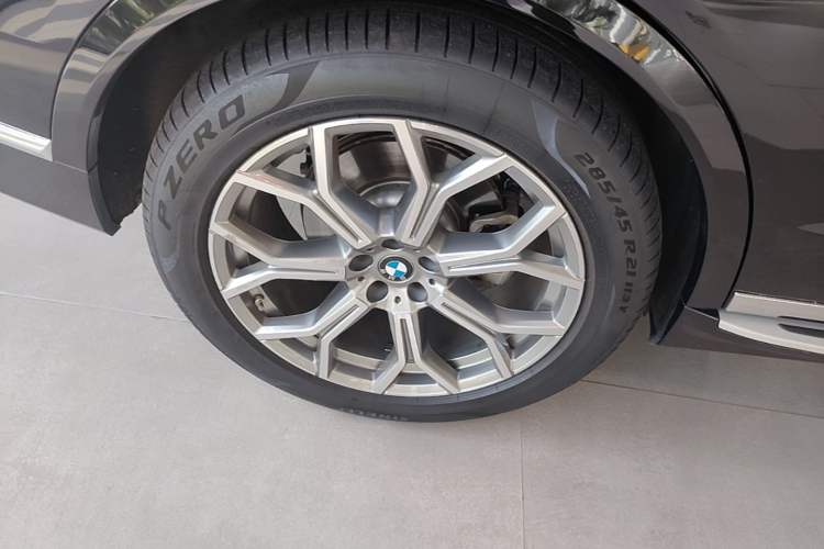 Used BMW X7 2023 xDrive40i Luxury Package with Leading Features Right Rear Wheel Hub