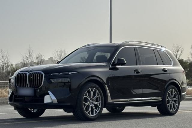 Used BMW X7 2023 xDrive40i Luxury Package with Leading Features