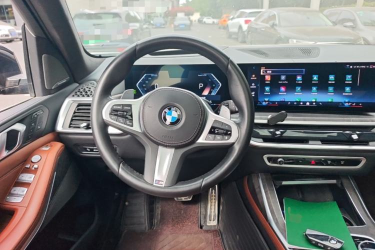Used BMW X7 2023 xDrive40i Luxury Package with Leading Features Steering Wheel