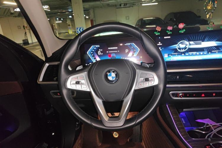 Used BMW X7 2023 xDrive40i Luxury Package with Leading Features Steering Wheel