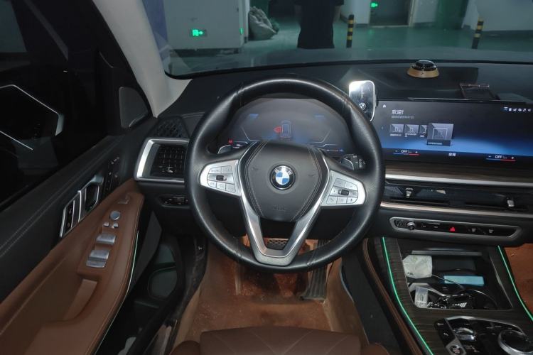 Used BMW X7 2023 xDrive40i Luxury Package with Leading Features Steering Wheel