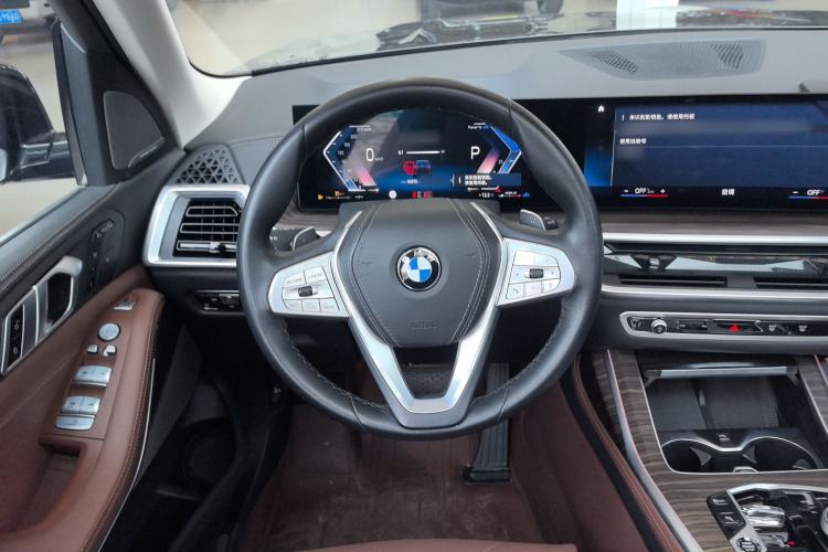 Used BMW X7 2023 xDrive40i Luxury Package with Leading Features Steering Wheel