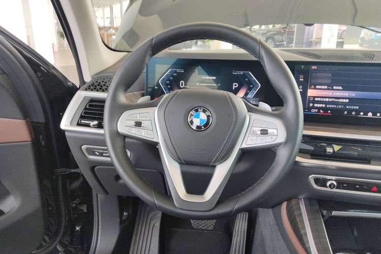 Used BMW X7 2023 xDrive40i Luxury Package with Leading Features Steering Wheel