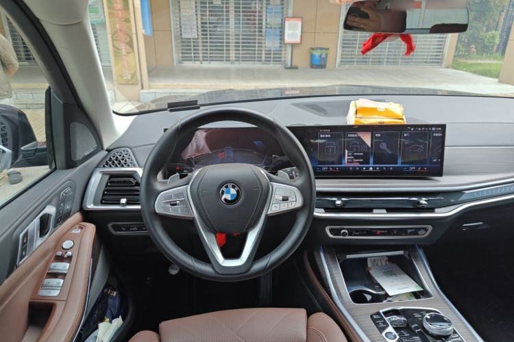 Used BMW X7 2023 xDrive40i Luxury Package with Leading Features Steering Wheel