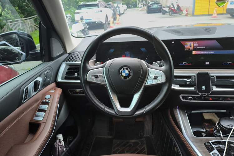 Used BMW X7 2023 xDrive40i Luxury Package with Leading Features Steering Wheel