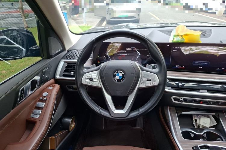 Used BMW X7 2023 xDrive40i Luxury Package with Leading Features Steering Wheel