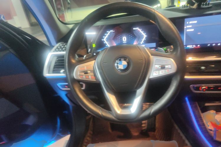 Used BMW X7 2023 xDrive40i Luxury Package with Leading Features Steering Wheel