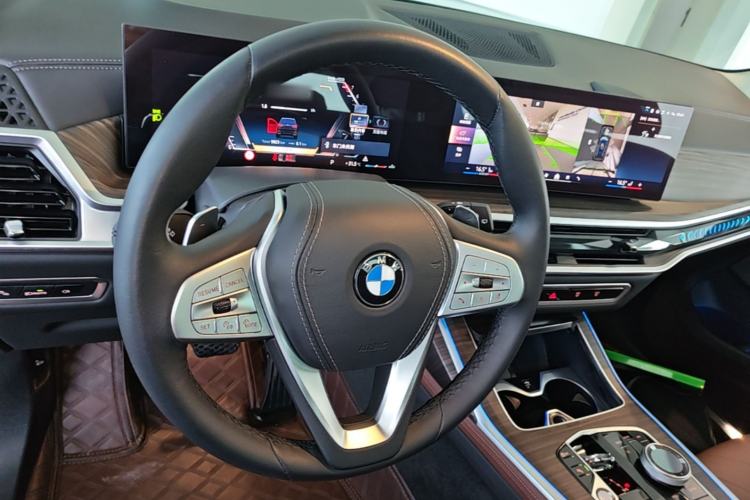 Used BMW X7 2023 xDrive40i Luxury Package with Leading Features Steering Wheel