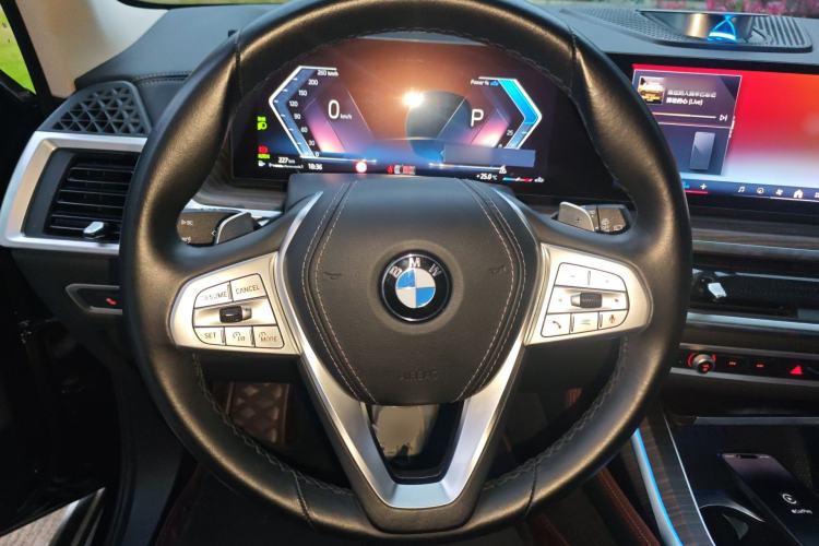 Used BMW X7 2023 xDrive40i Luxury Package with Leading Features Steering Wheel