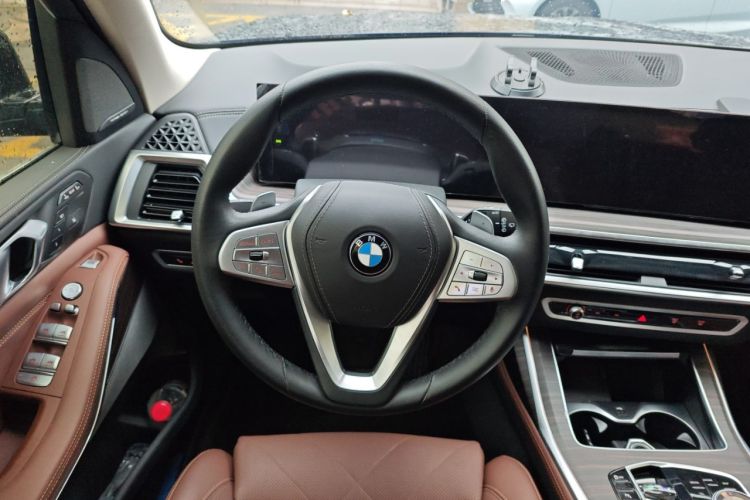 Used BMW X7 2023 xDrive40i Luxury Package with Leading Features Steering Wheel