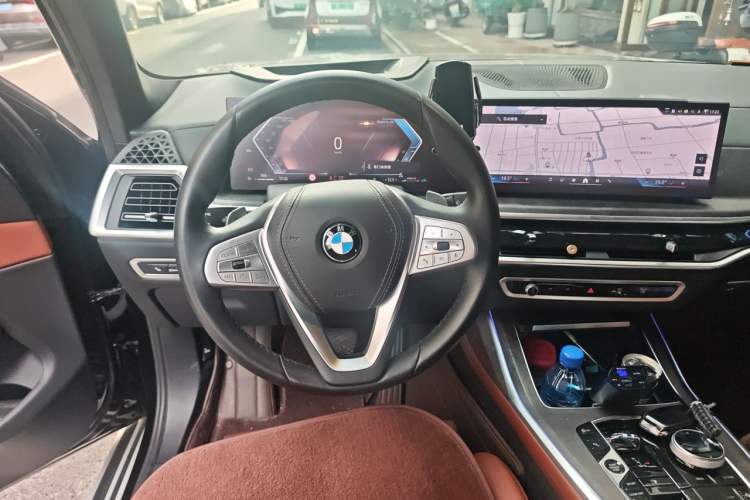 Used BMW X7 2023 xDrive40i Luxury Package with Leading Features Steering Wheel