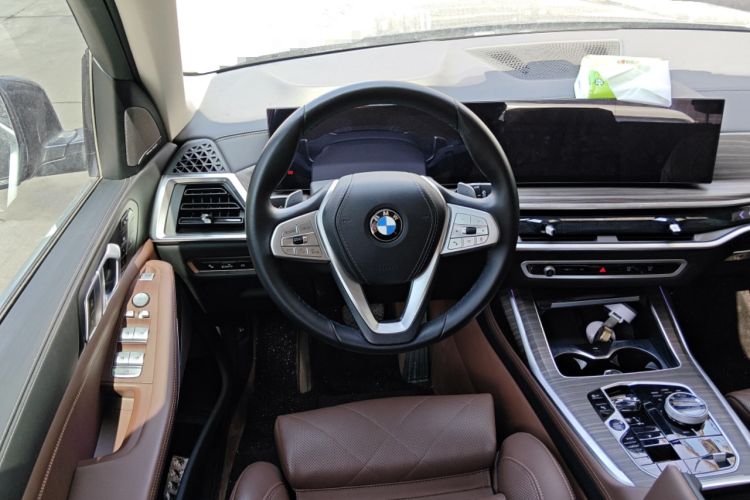 Used BMW X7 2023 xDrive40i Luxury Package with Leading Features Steering Wheel