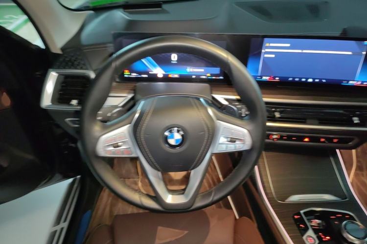 Used BMW X7 2023 xDrive40i Luxury Package with Leading Features Steering Wheel