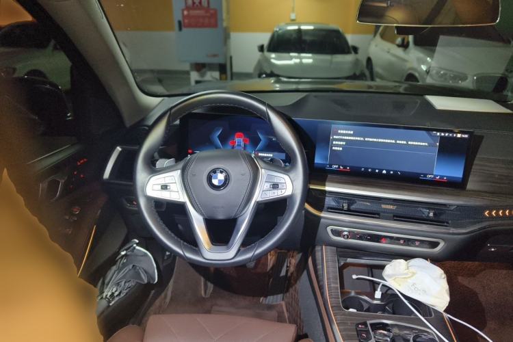 Used BMW X7 2023 xDrive40i Luxury Package with Leading Features Steering Wheel