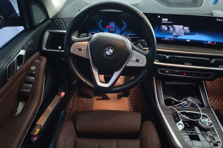 Used BMW X7 2023 xDrive40i Luxury Package with Leading Features Steering Wheel