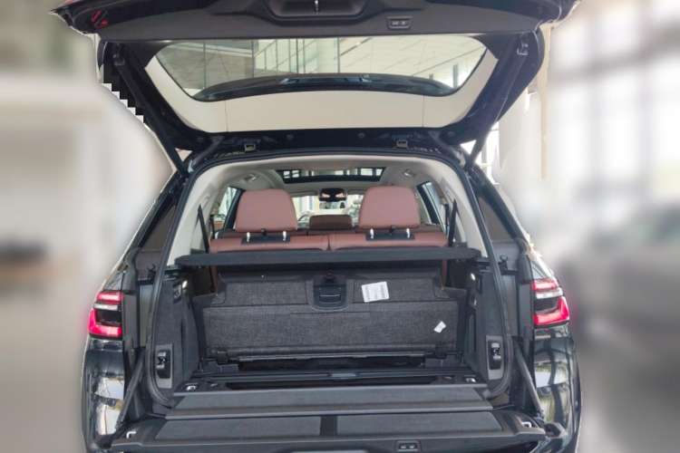 Used BMW X7 2023 xDrive40i Luxury Package with Leading Features Trunk