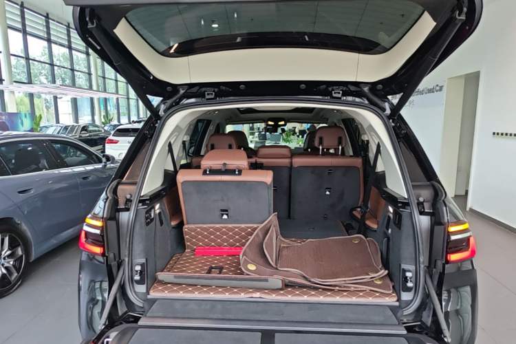 Used BMW X7 2023 xDrive40i Luxury Package with Leading Features Trunk