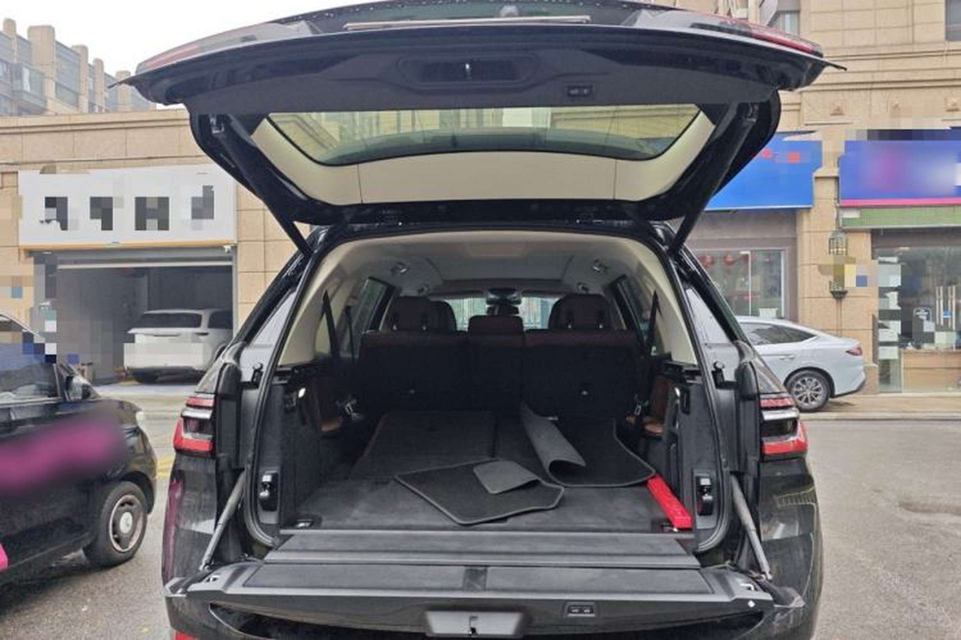 Used BMW X7 2023 xDrive40i Luxury Package with Leading Features Trunk