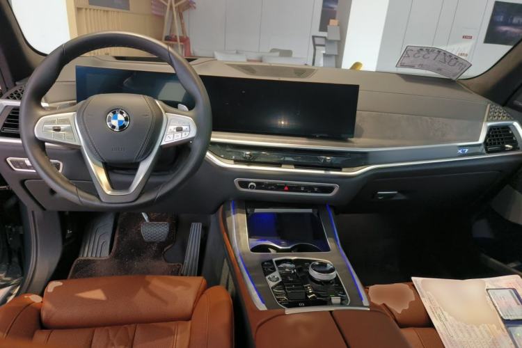 Used BMW X7 2023 xDrive40i Luxury Package with Premium Features Center Console