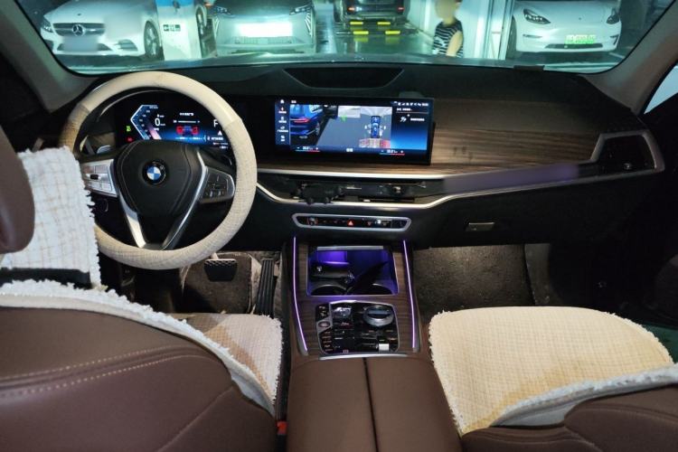 Used BMW X7 2023 xDrive40i Luxury Package with Leading Features Center Console