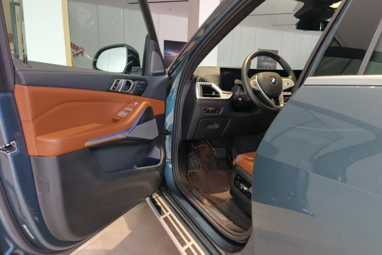 Used BMW X7 2023 xDrive40i Luxury Package with Premium Features Driver Seat