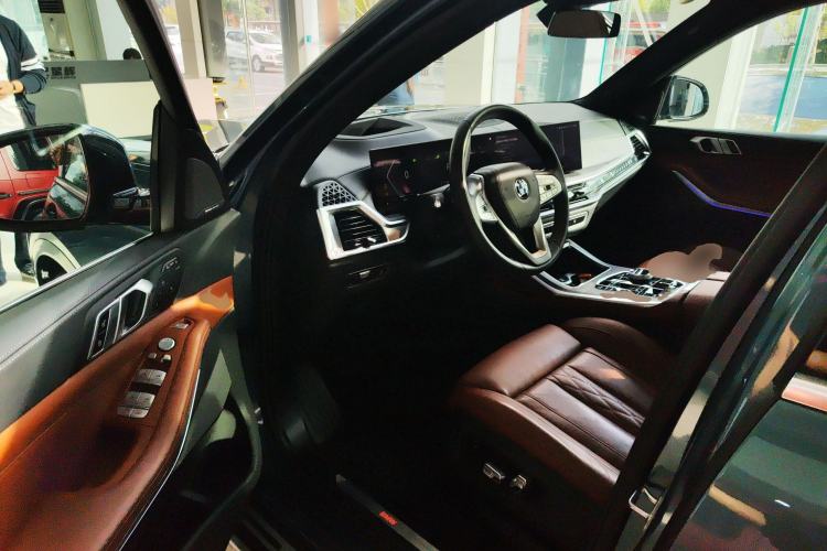 Used BMW X7 2023 xDrive40i Luxury Package with Premium Features Driver Seat