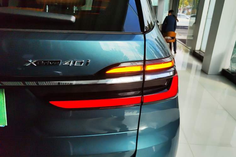Used BMW X7 2023 xDrive40i Luxury Package with Premium Features Exterior 2