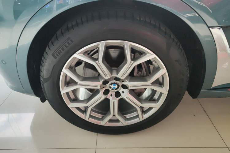 Used BMW X7 2023 xDrive40i Luxury Package with Premium Features Exterior 3
