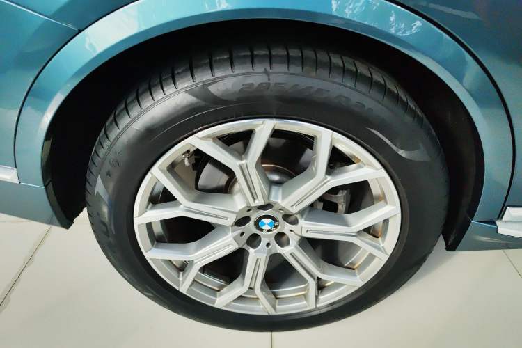 Used BMW X7 2023 xDrive40i Luxury Package with Premium Features Exterior 4