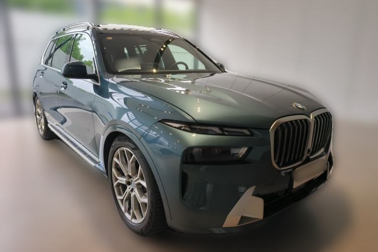 Used BMW X7 2023 xDrive40i Luxury Package with Premium Features Front Right 45 Deg