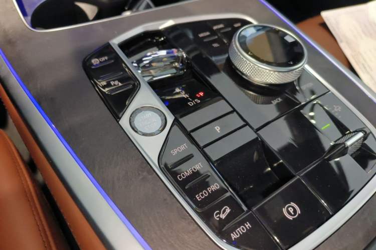 Used BMW X7 2023 xDrive40i Luxury Package with Premium Features Gear Lever