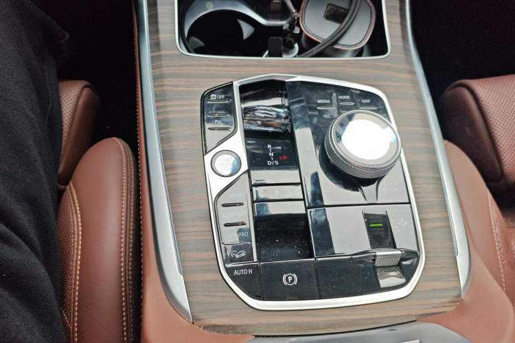 Used BMW X7 2023 xDrive40i Luxury Package with Leading Features Gear Lever