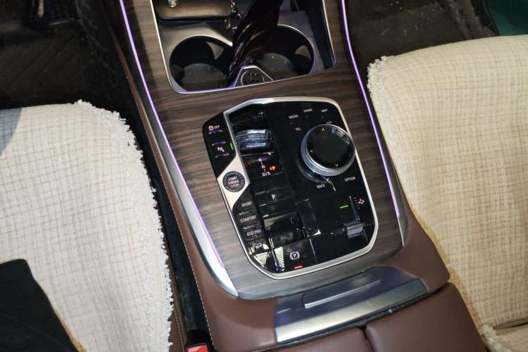 Used BMW X7 2023 xDrive40i Luxury Package with Leading Features Gear Lever