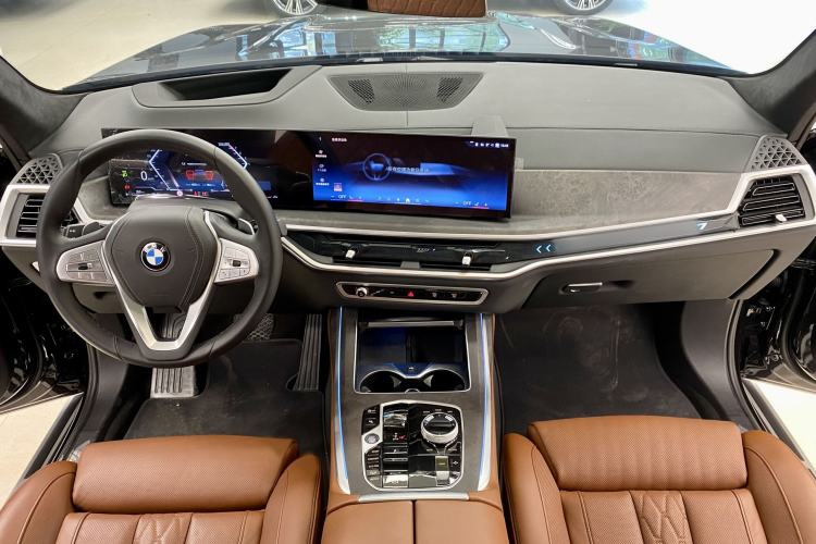 Used BMW X7 2023 xDrive40i Luxury Package with Premium Features Interior 1
